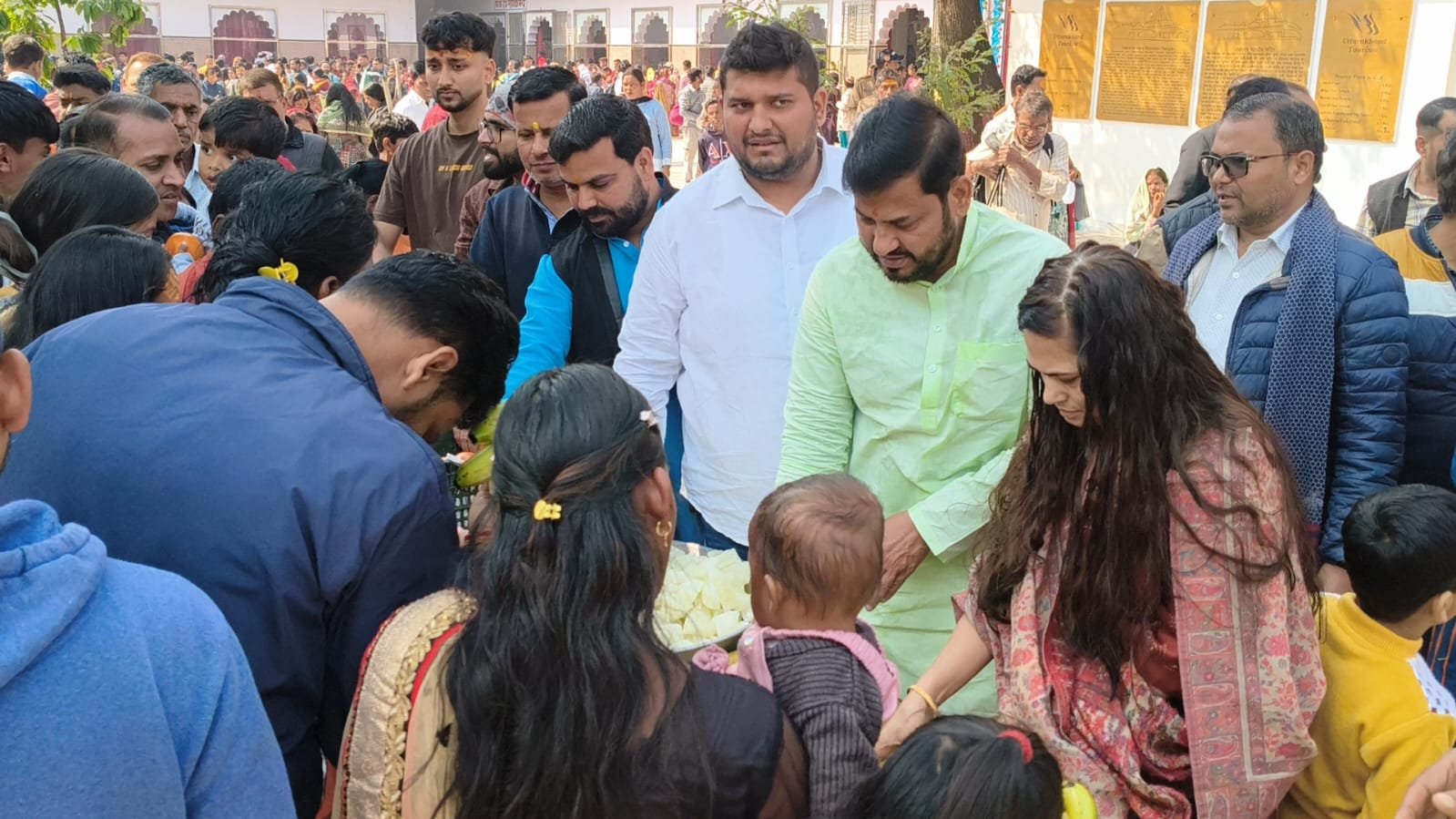 भाजयुमो के प्रदेश उपाध्यक्ष भुल्लर ने शिवभक्तों को फल एवं मिष्ठान वितरण कर किया पुण्य का काम, समाजसेवा के संकल्प निरंतर