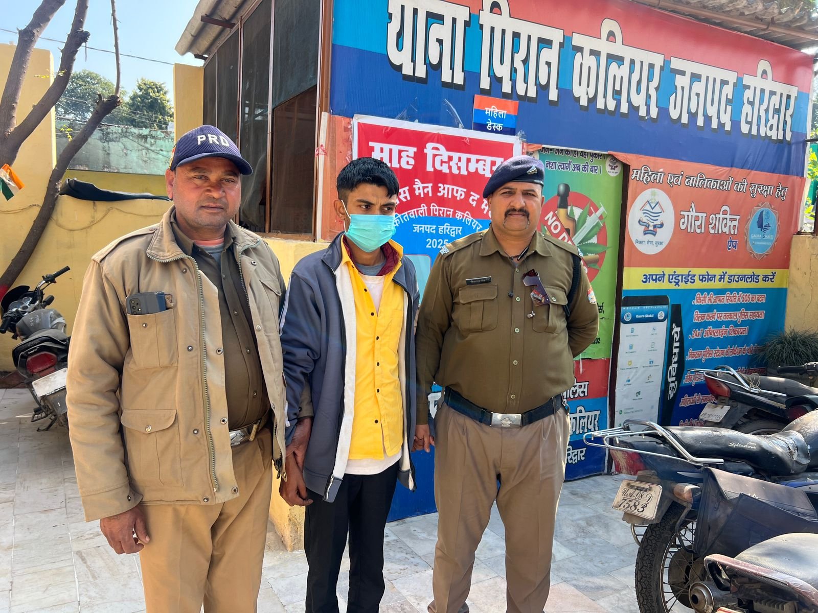 हरिद्वार में फर्जीवाड़ा पकड़ा : भारी मात्रा में फर्जी जन्म प्रमाण पत्र/ मोहरें, इलैक्ट्रॉनिक उपकरण सहित अन्य दस्तावेज बरामद, मानवाधिकार आयोग का फर्जी पहचान पत्र भी बरामद