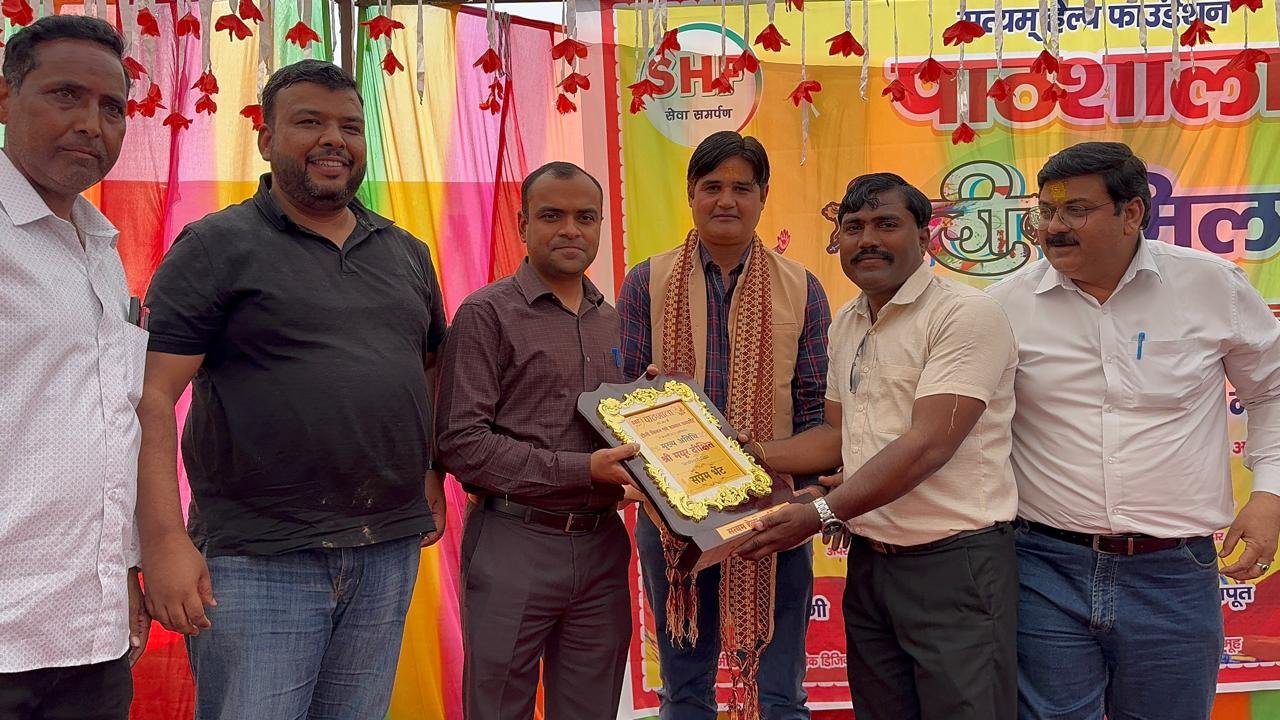 होली मिलन समारोह में डीएम मयूर दीक्षित समेत कई अधिकारियों को किया सम्मानित, विभिन्न क्षेत्रों में उत्कृष्ट कार्य करने वालों को भी मिला सम्मान