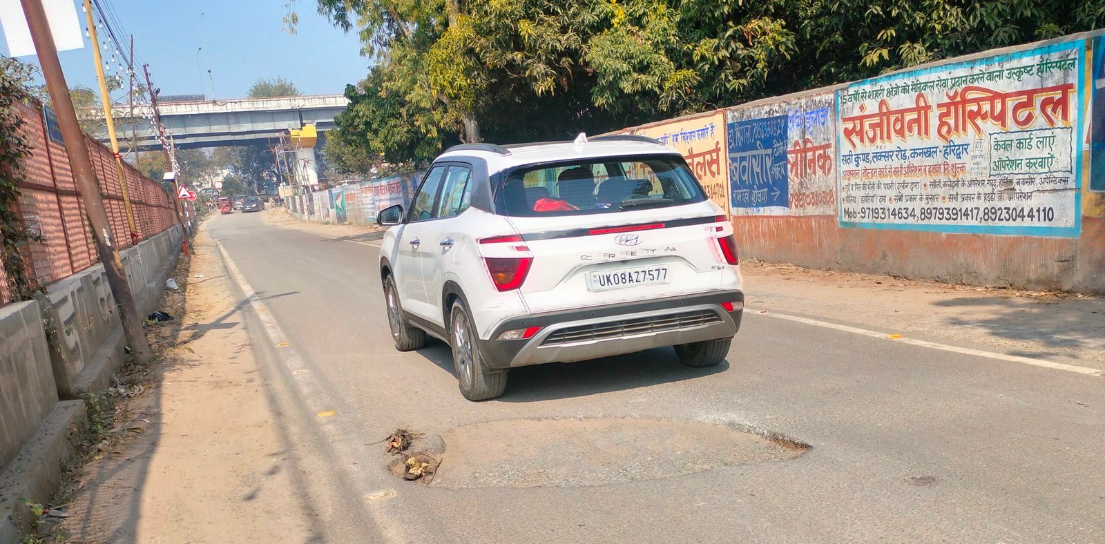 गड्ढों में सड़क या सड़क में गड्ढे: प्रेमनगर पुल से गौतम फार्म वाली छोटी नहर के किनारे रामदेव की पुलिया से लेकर श्रीयंत्र मंदिर तक बुरा हाल