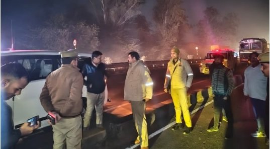 बड़ा दुखद हादसा: हाथ कांपे, आंखें रोईं, ट्रक ने सड़क पर बिछा दीं चार लाशें, पुलिस ने समेटे शवों के चीथड़े, समेटते हुए आंखों से आंसू निकल आए