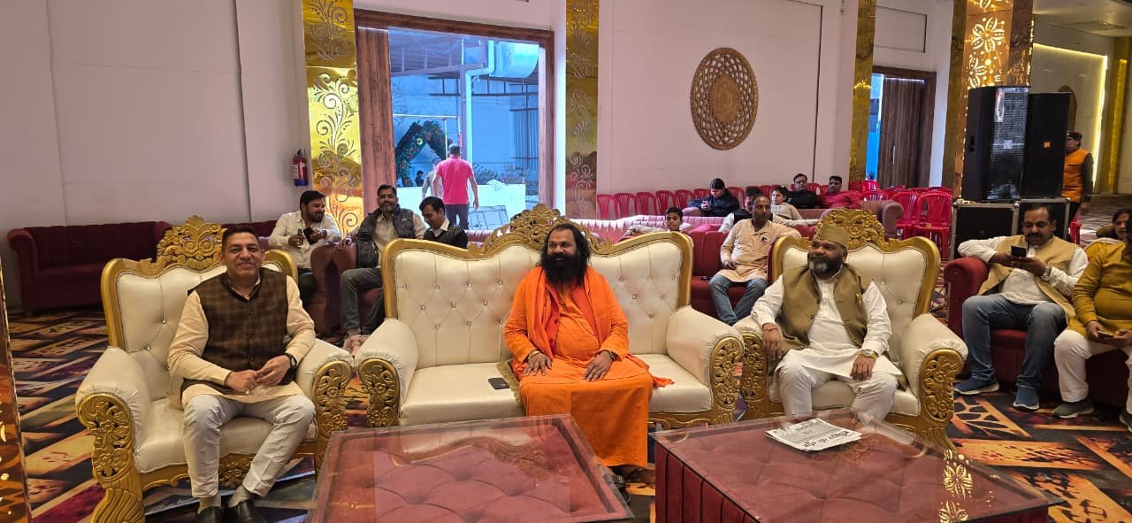 होली से जीवन में नई शुरुआत, प्रेम और एकता का प्रतीक: महामंडलेश्वर रुपेंद्र प्रकाश, प्राचीन अवधूत मंडल आश्रम में फूलों की होली ने सभी को बांधा एक सूत्र में