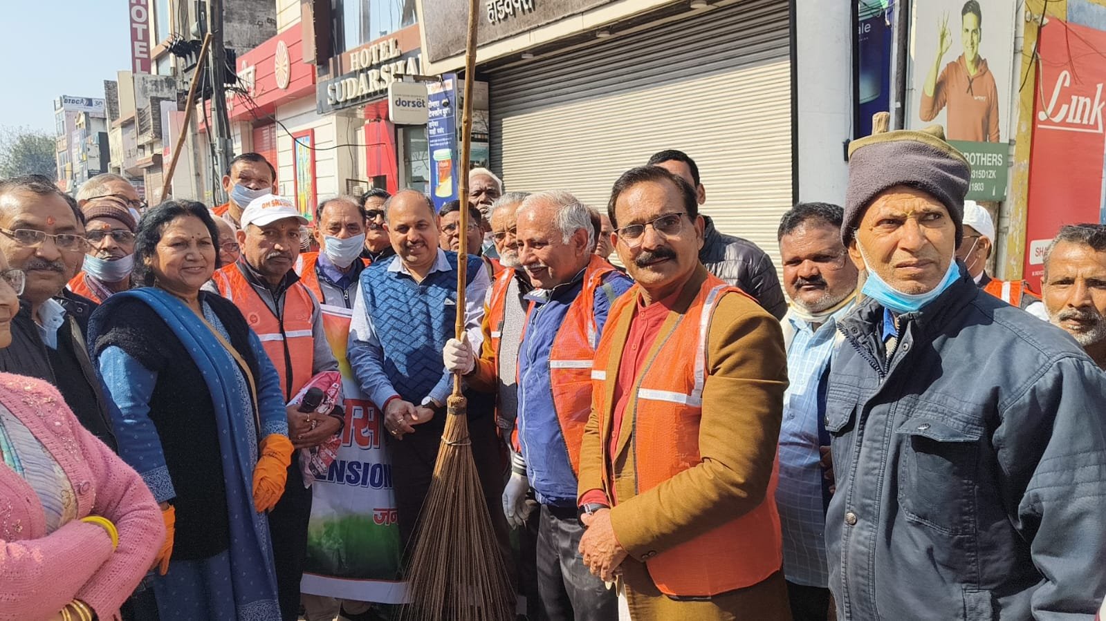 गवर्नमेंट पेंशनर्स वेलफेयर ऑर्गेनाइजेशन ने अभियान चलाकर एकजुटता के साथ किया सफाई अभियान, निरंतर करेंगे जागरूक