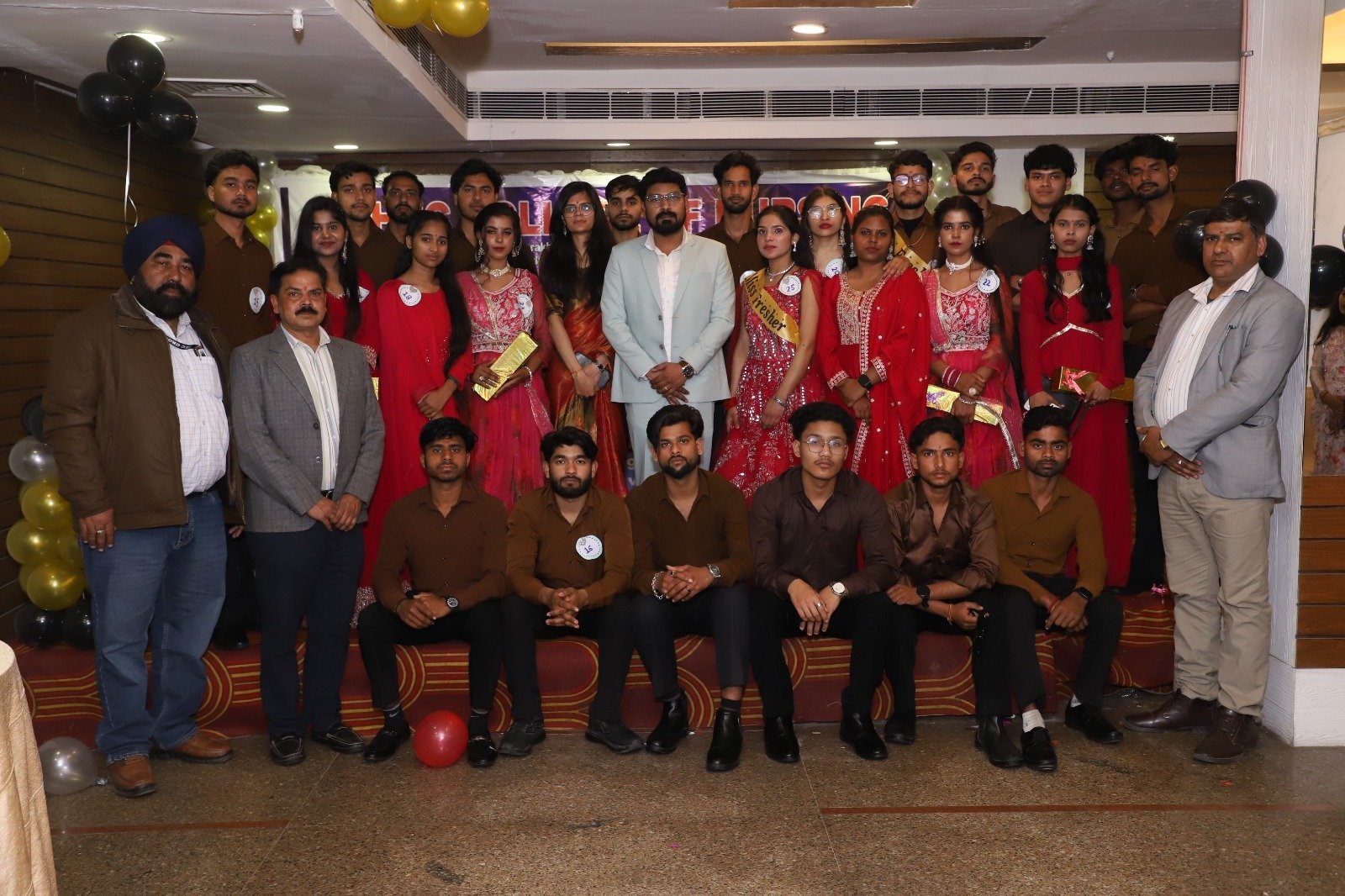 बेहतर प्रदर्शन पर मिस्टर फ्रेशर पुलकित, मिस फ्रेशर सुनयना, पर्सनैलिटी धीरज, अंशिका चुने, एचईसी कॉलेज ऑफ नर्सिंग में ‘ग्रैंड फ्रेशर-2026‘ का आयोजन