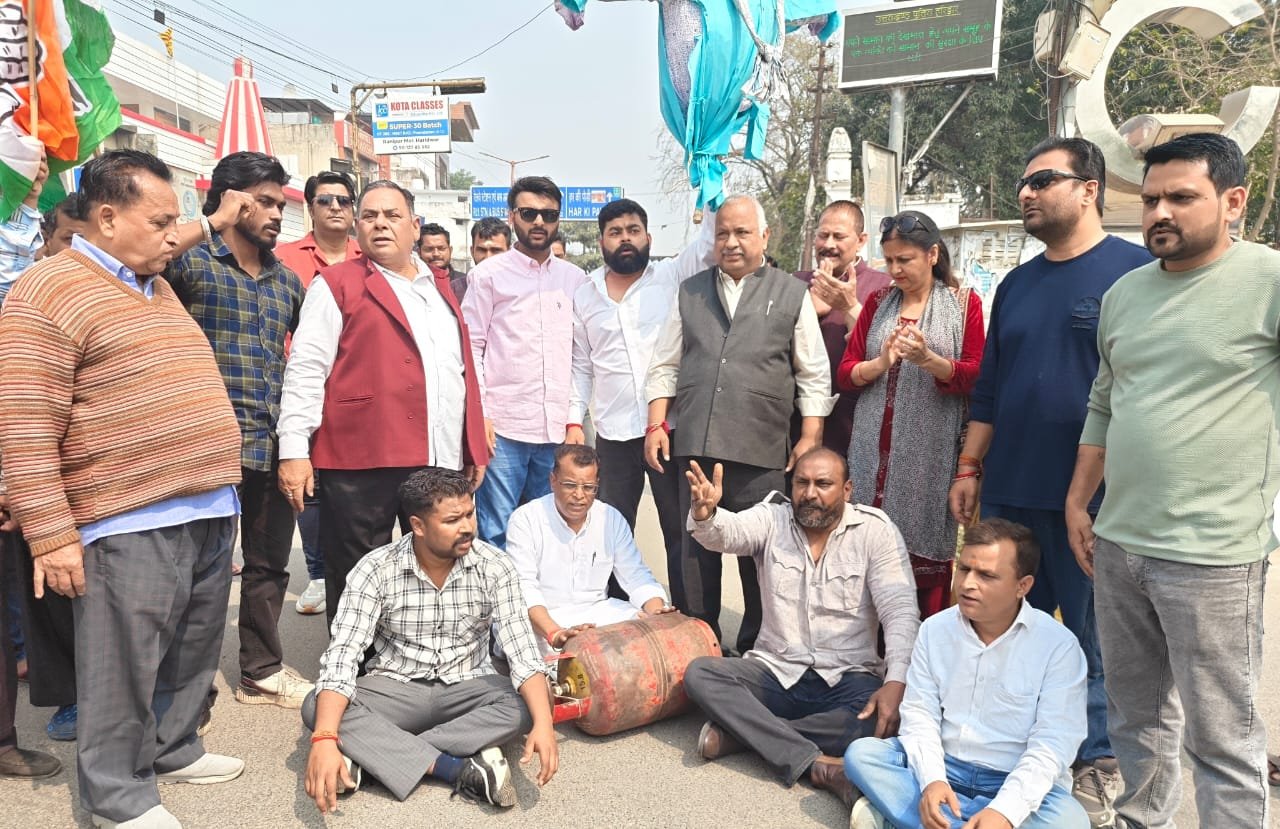 महंगाई की मार: गैस की कीमत में वृद्धि पर कांग्रेस में आक्रोश, रोजगार न मिलने से घर चलाने हो रहे मुश्किल