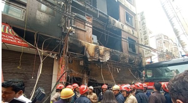 अग्निकांड के दो हादसों में 17 की दर्दनाक मौत, जान बचाने के लिए ऊपरी मंजिल से फेंके बच्चे, घर में रखे सिलेंडर भी फटे, धमाके में जिंदा जले