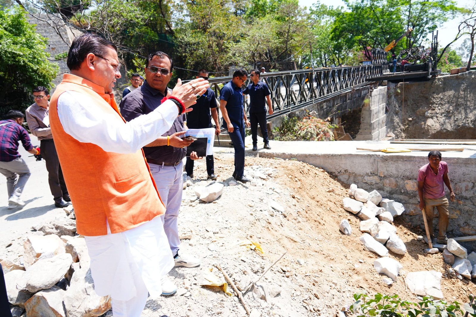 मुख्यमंत्री पुष्कर सिंह धामी ने बारिश से क्षतिग्रस्त हुए पुल की कार्य प्रगति की ली जानकारी, दूसरी ओर से भी शीघ्र ही पूर्ण होकर होगा संचालित