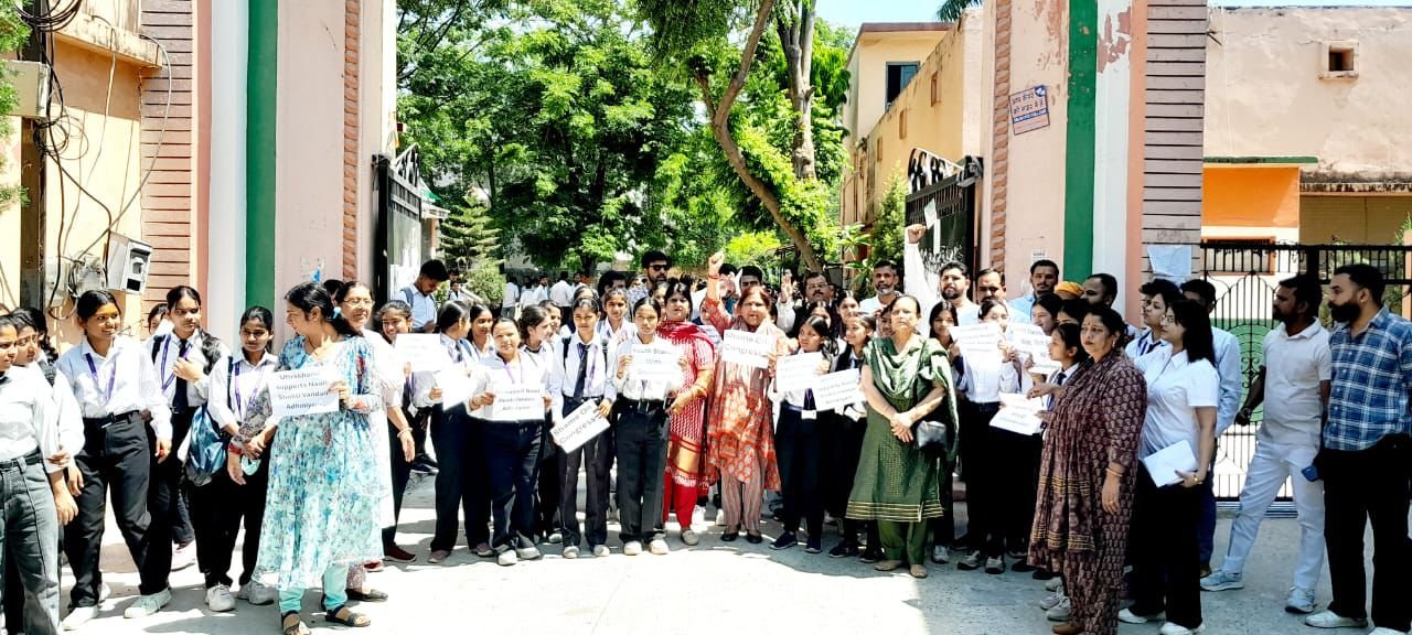 विपक्षी दलों की महिला विरोधी मानसिकता के खिलाफ सड़क पर उतरे भाजपा, छात्राओं एवं महिलाओं का संगठन, फूंका पुतला, चुनाव में देंगे जवाब