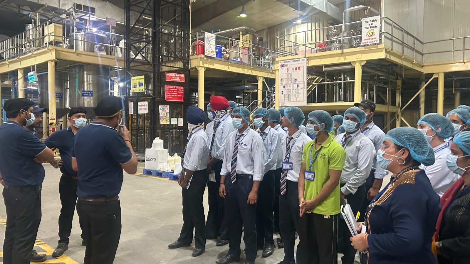 कंपनी में उत्पादन प्रक्रिया से रूबरू हुए एचईसी कॉलेज के छात्र, सैद्धांतिक ज्ञान को व्यवहारिक रूप में समझने का अवसर जरूरी