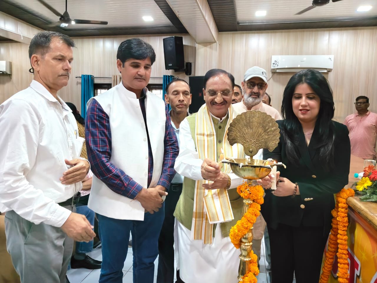 संघर्ष, समर्पण और जनसेवा की मिसाल है हिंदी पत्रकारिता की 200 वर्ष की यात्रा: डॉ निशंक जनहितकारी पत्रकारिता को आगे बढ़ाएं पत्रकार:-आचार्य बालकृष्ण, डिजिटल मीडिया के आने से बदला पत्रकारिता का परिदृश्य: प्रियंका शर्मा