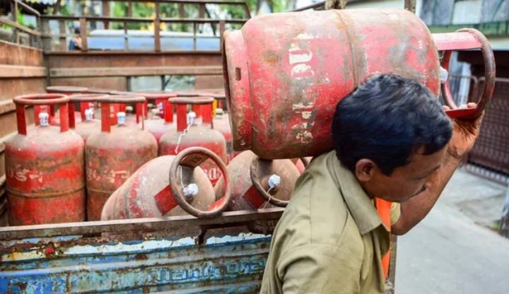 300 रुपये किलो खरीदे गैस, कनेक्शनधारी को ही हो सकती है दिक्कत, दलालों एवं ​बिचौलियों की मौज