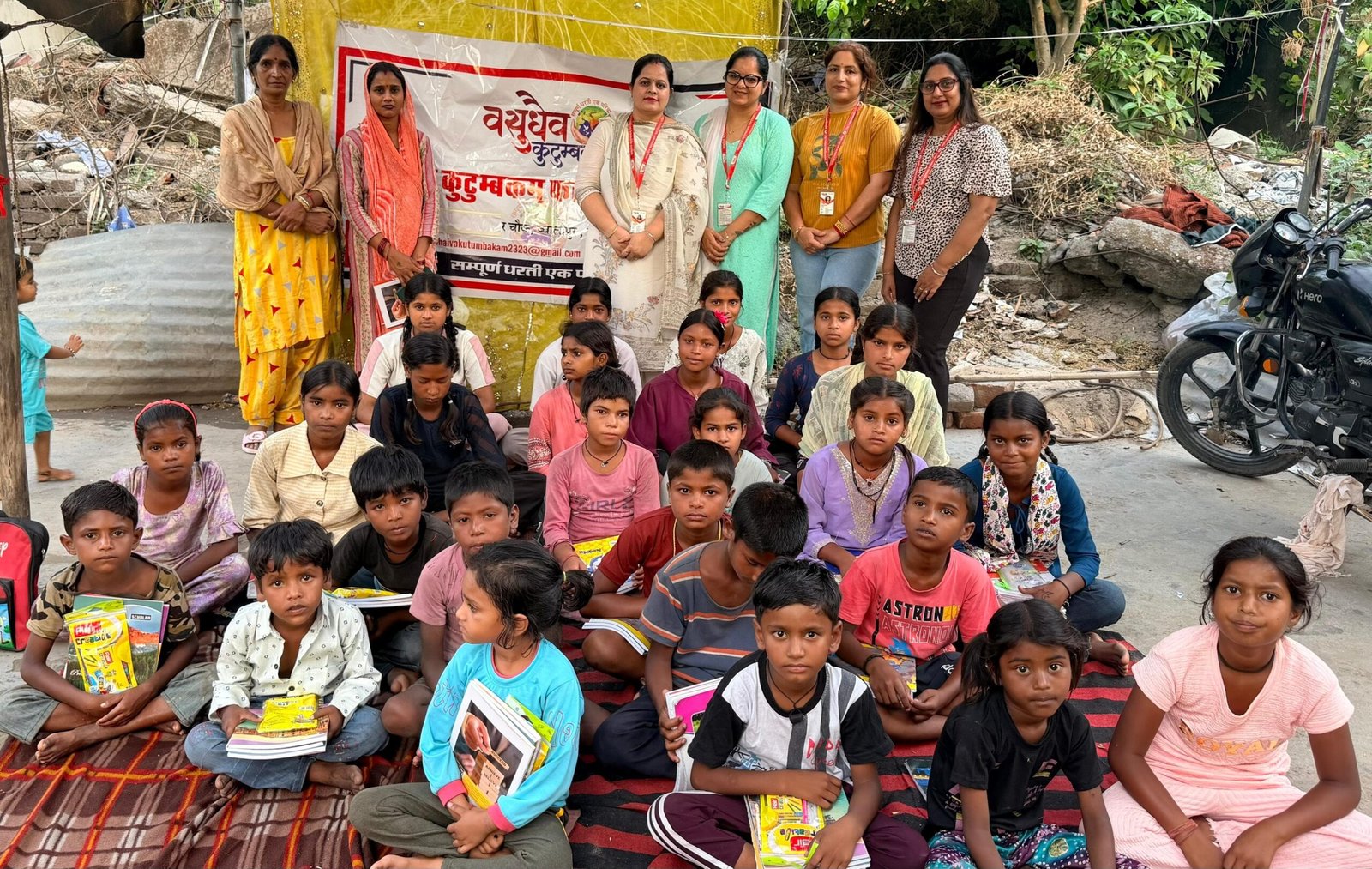 शैक्षणिक सामग्री वितरण कर जरूरतमंदों को शिक्षा के प्र​ति किया प्रेरित, वसुधैव कुटुंम्बकम फाउंडेशन के निरंतर चल रहे सेवा के प्रकल्प