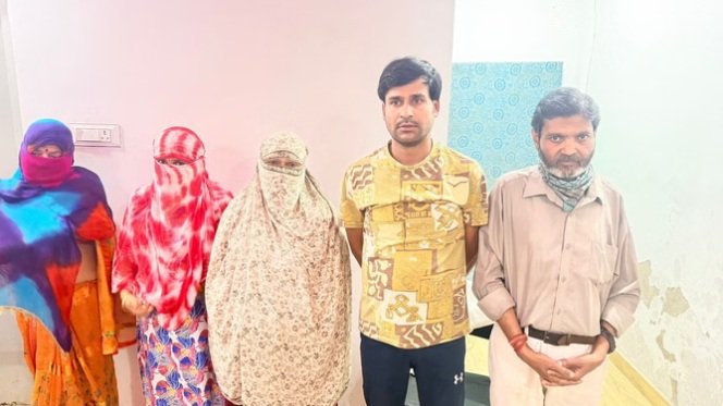 गुप्ता जी का घिनौना चेहरा आया सामने, होटल में ठहरने वालों कपल्स की वीडियो साइट्स को बेचता पकड़ा, चलाता था जिस्मफरोशी रैकेट