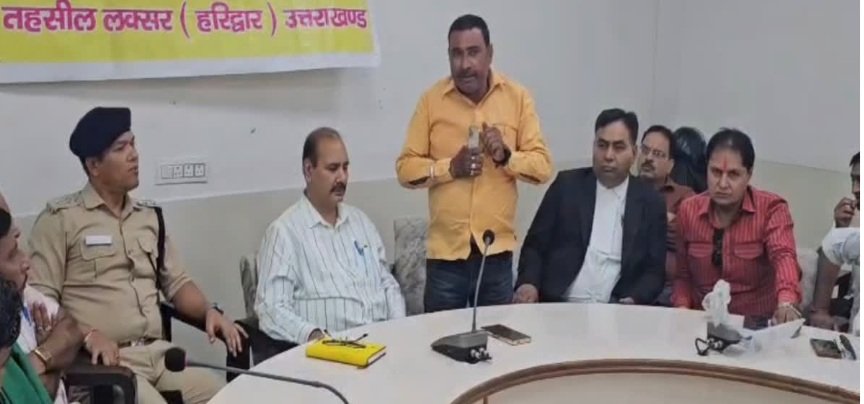 हरिद्वार के अधिकारी को पत्रकार अध्यक्ष के साथ बदतमीजी करनी पड़ी भारी, धरने के बाद डीएम ने किया दूसरी तहसील में तबादला, अन्य को सीख