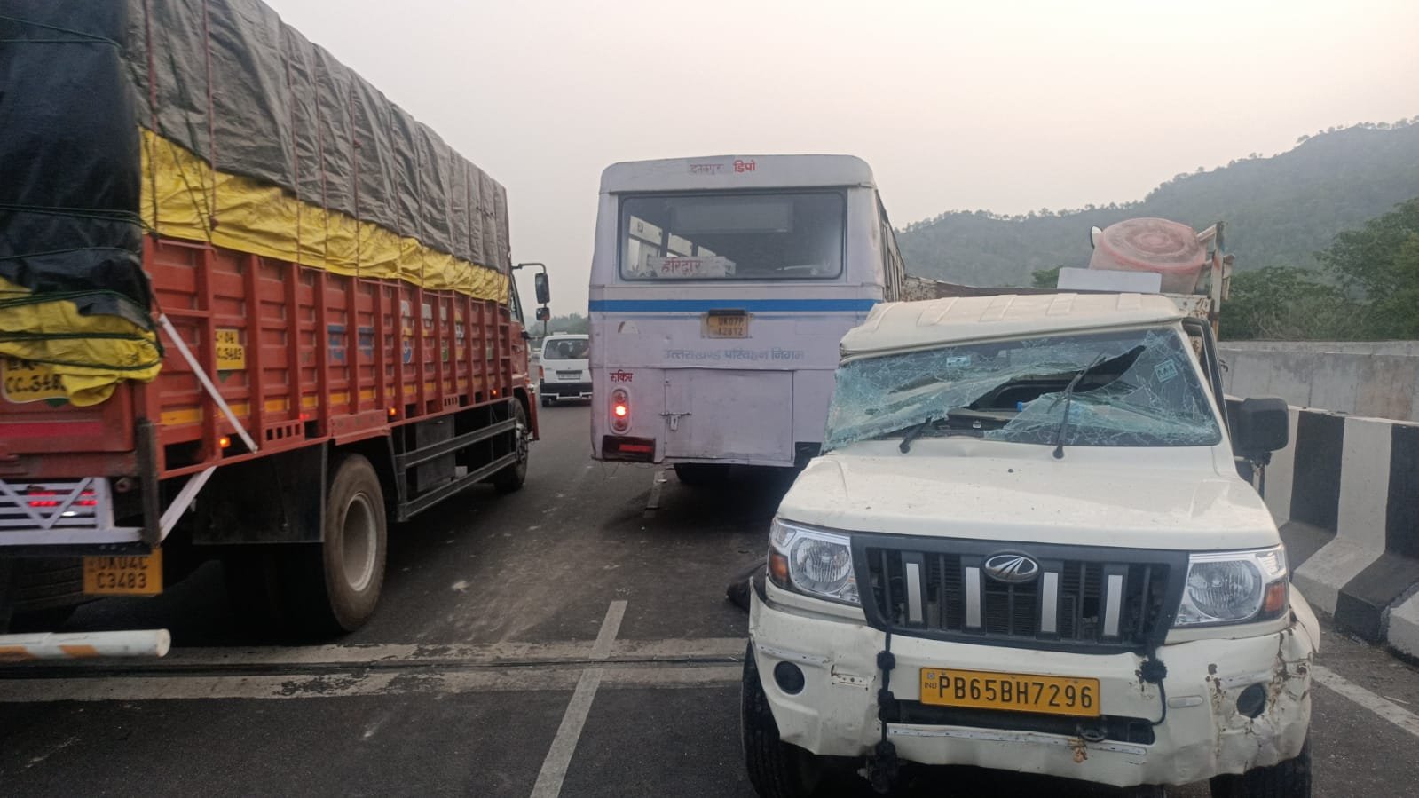 Haridwar, श्यामपुर में भीषण सड़क हादसा: रोडवेज बस और पिकअप की आमने-सामने टक्कर, तीन की मौत, चार घायल, फ्लाईओवर से गिरे
