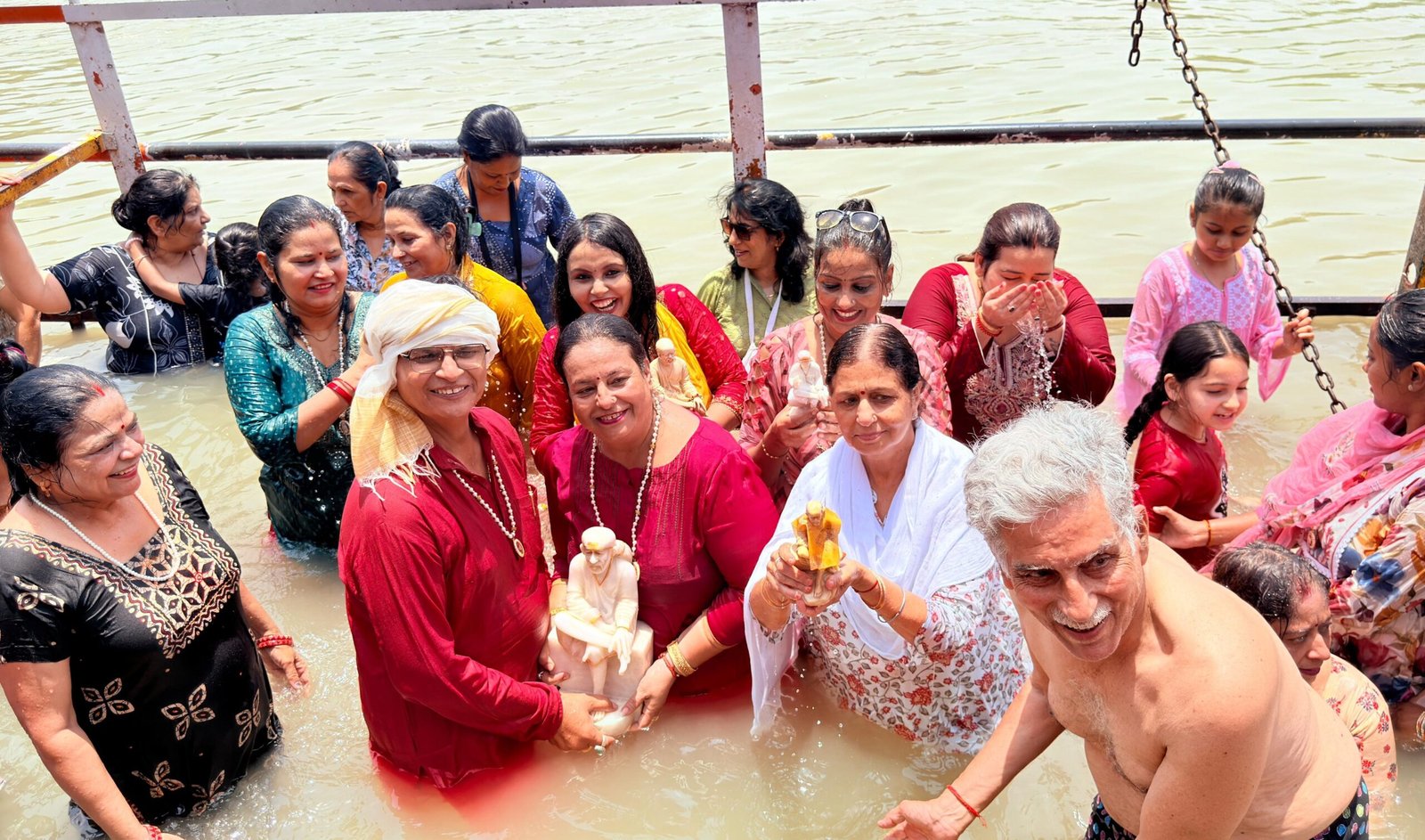 भक्तों ने साईं की प्रतिमाओं के साथ किया किया “सामूहिक साई स्नान” दूध से स्नान कराते हुए किया गंगा का अभिषेक