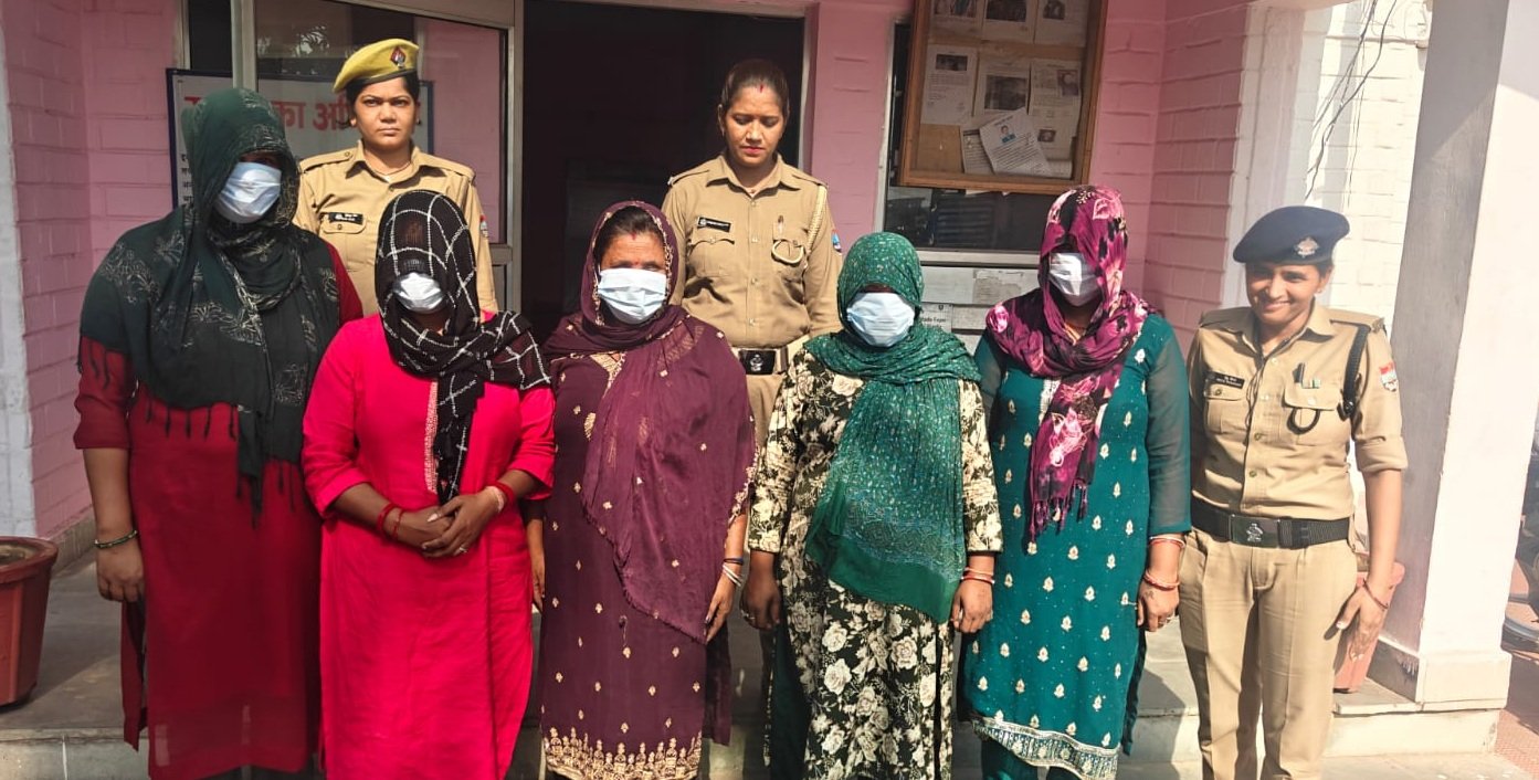 पेंटागन के मॉल के स्पा सेंटर पर मारा छापा, अश्लीलता पर 5 महिलाओं को किया गिरफ्तार