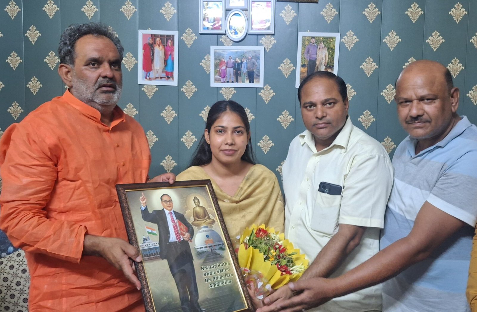 क्षेत्र की बेटी रचना के पीसीएस बनने पर स्वामी यतीश्वरानंद ने ग्राम प्रधानों के साथ दी बधाई, बाबा साहेब की प्रतिमा भेंटकर किया स्वागत