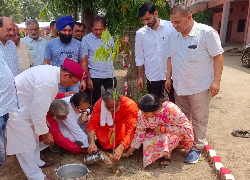 पर्यावरण संतुलन के लिए जरूरी है हरियाली के लिए जरूरी है पौधारोपण: स्वामी यतीश्वरानंद, हरेला पर पौधारोपण कर पालन पोषण करने पर दिया जोर