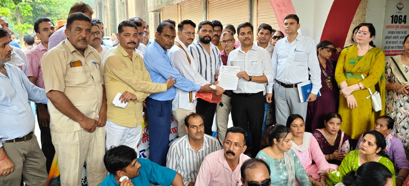 टीईटी की अनिवार्यता समाप्त करने की मांग, सेवारत शिक्षकों पर लागू नहीं होना चाहिए नियम, जिलाधिकारी के माध्यम से प्रधानमंत्री को दिया ज्ञापन