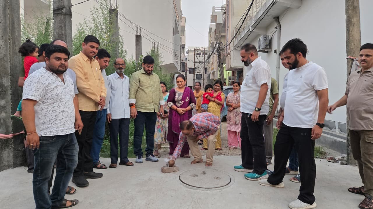 टिहरी विस्थापित, फ्रेंड्स कॉलोनी एवं शिवधाम कॉलोनी की सड़कें होंगी चकाचक, चेयरमैन राजीव शर्मा लगातार करा रहे विकास कार्य