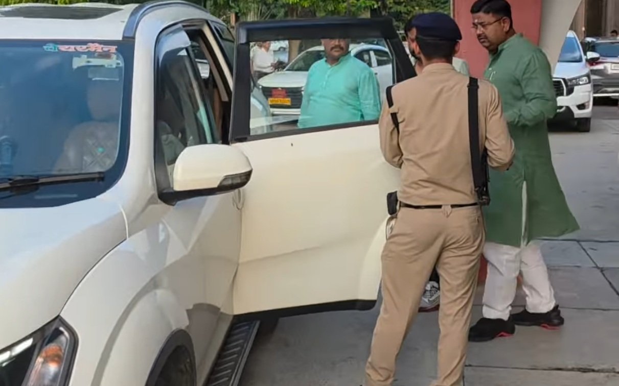 विकास तिवारी का सुरक्षा गार्ड लिया वापिस, सिपाही से ही खुलवाता था डोर, महिला पर अश्लील टिप्पणी करने के आरोप में जांच शुरू