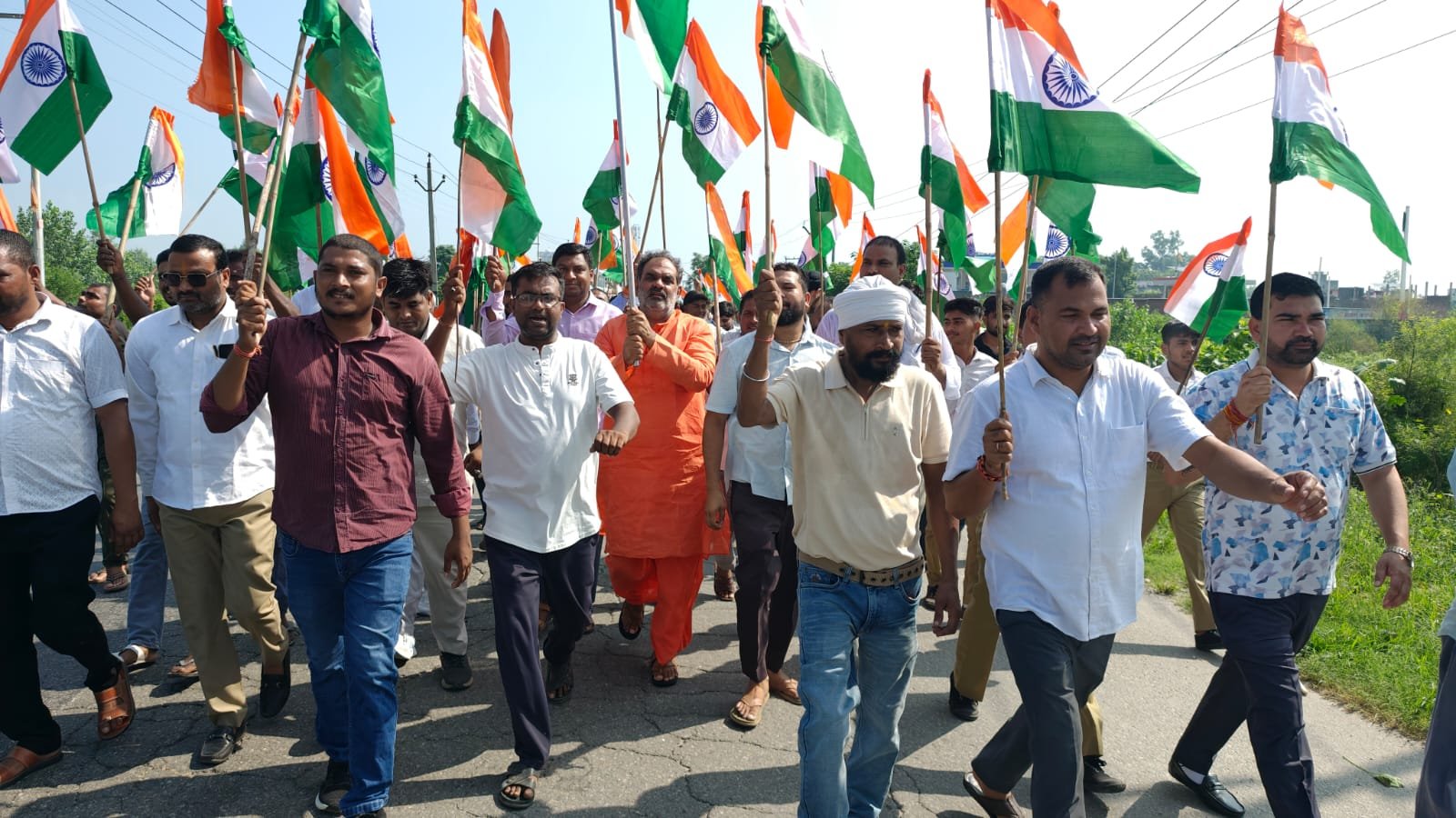 तिरंगा यात्रा से देश की एकता, अखंडता का संदेश देते हुए युवाओं में भरा उत्साह, पूर्व कैबिनेट मंत्री स्वामी यतीश्वरानंद ने देश एवं राष्ट्रभक्ति का दिया संदेश