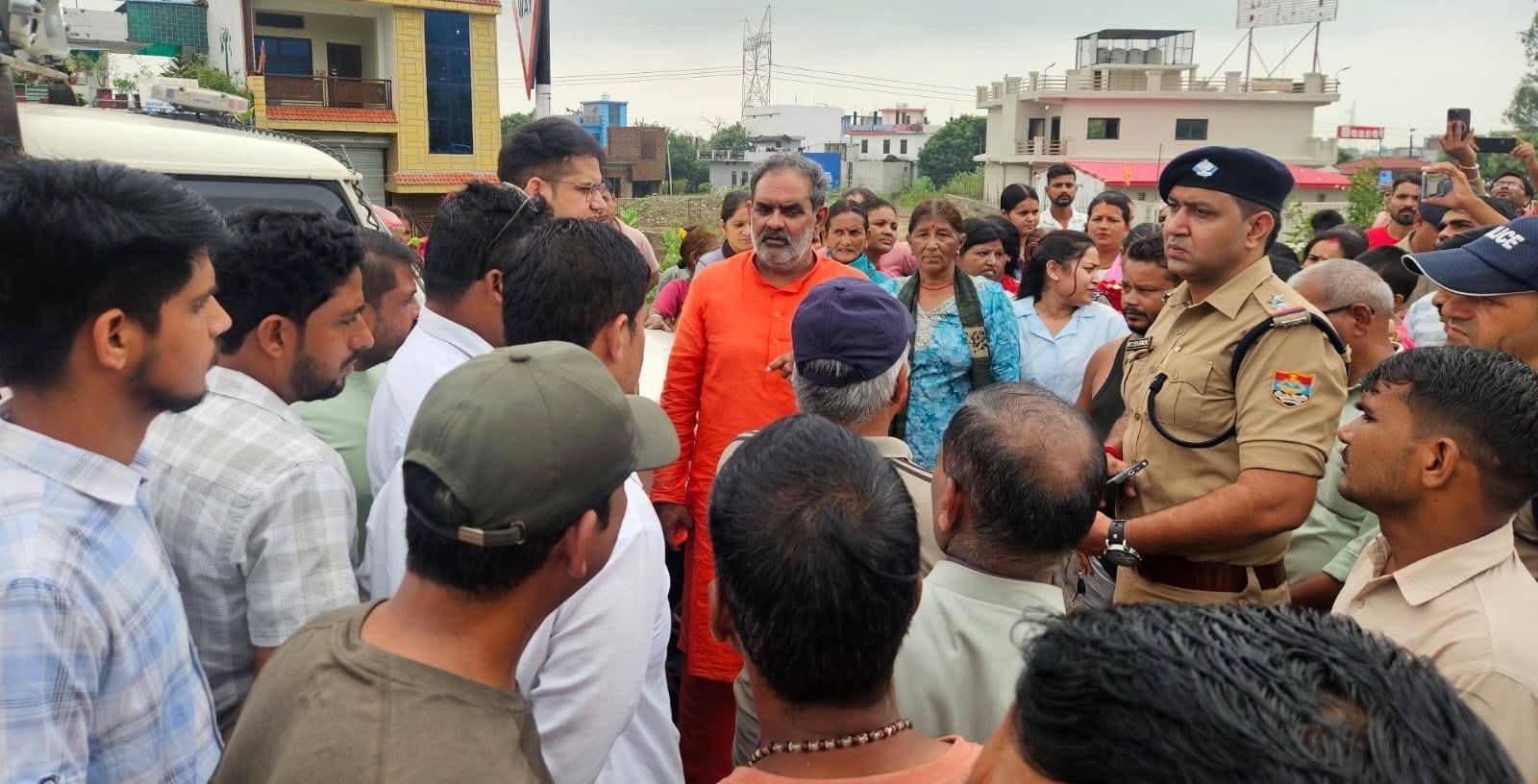जलभराव की समस्या के समाधान कराने को सड़क पर उतरे ग्रामीण, पूर्व कैबिनेट मंत्री स्वामी यतीश्वरानंद के नेतृत्व में अधिकारियों से पूर्ण रूप से निवारण की उठाई मांग