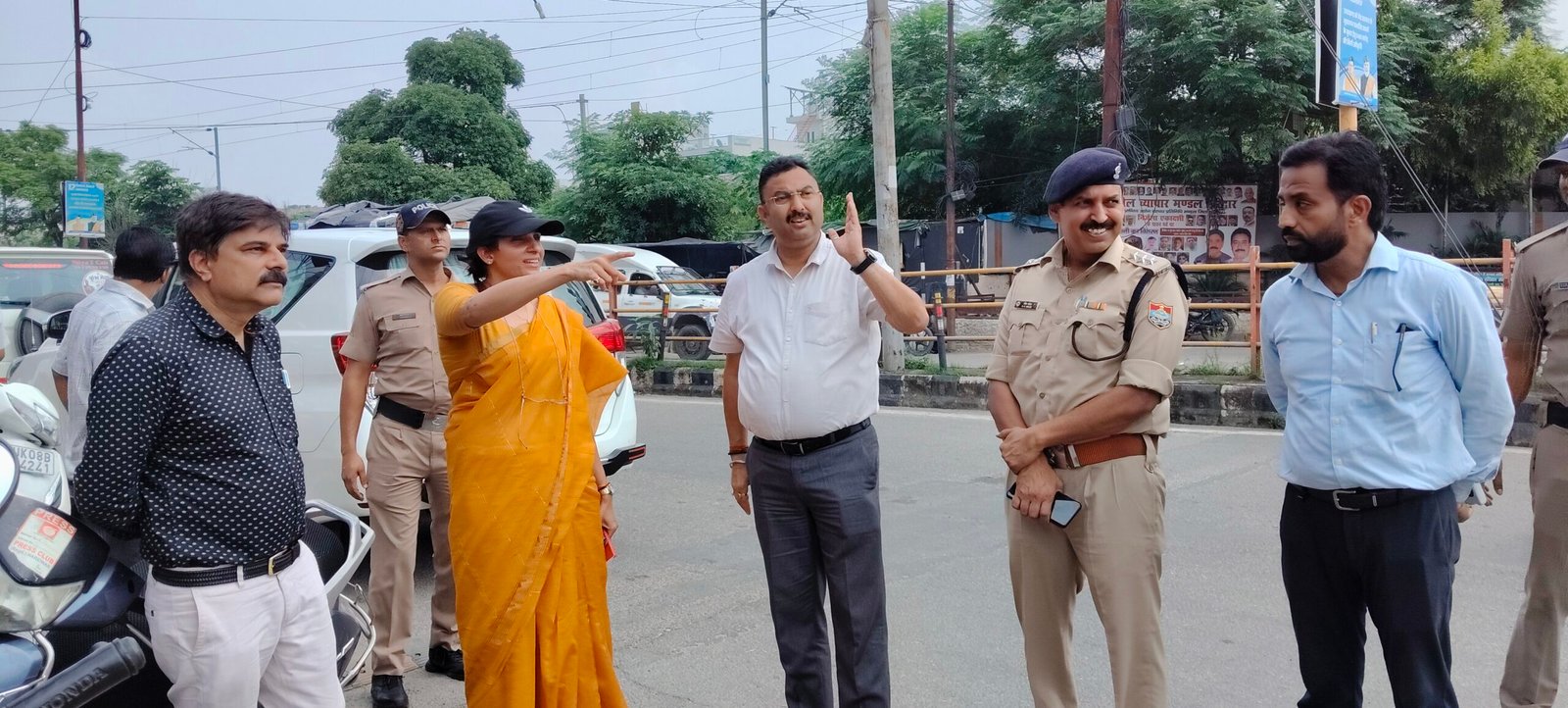 शहर की व्यवस्थाओं को सुधारने के लिए सड़क पर उतरे अधिकारी, स्थानीय जनप्रतिनिधियों, व्यापारियों एवं आम नागरिकों से संवाद कर लिए सुझाव एवं फीडबैक