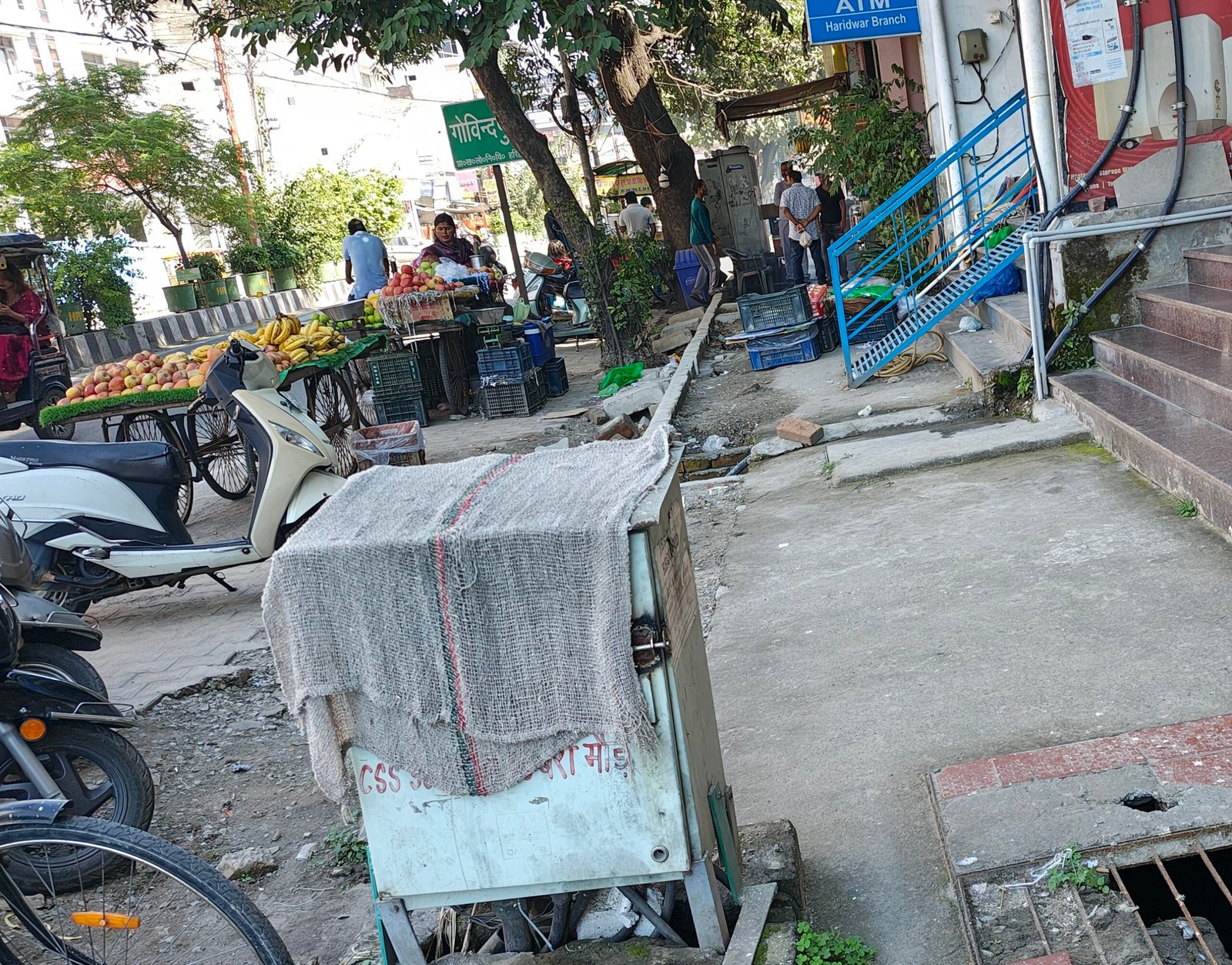 फुटपाथ बनेगा ठेला कारोबारियों की शरणस्थली, बिजली के बॉक्स हटाने को लेकर नहीं है कोई कार्ययोजना, कैसे होगी नाले की सफाई